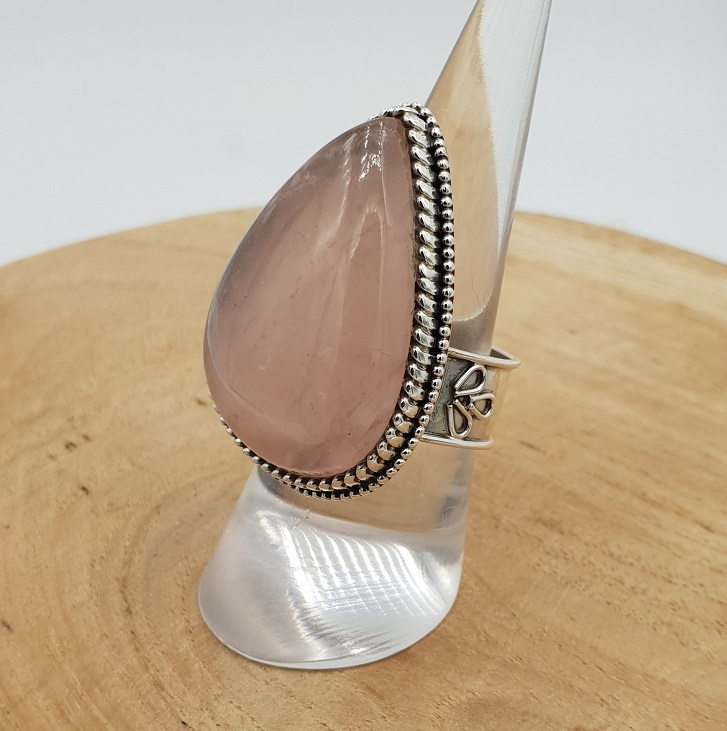 Zilveren ring gezet met grote druppelvormige Rozenkwarts 19 mm