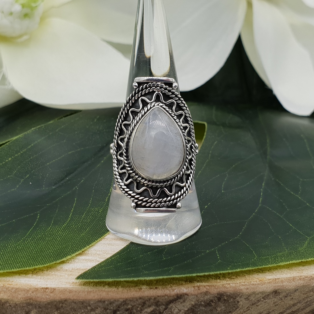 Zilveren ring gezet met druppelvormige cabochon Maansteen 18.5 mm