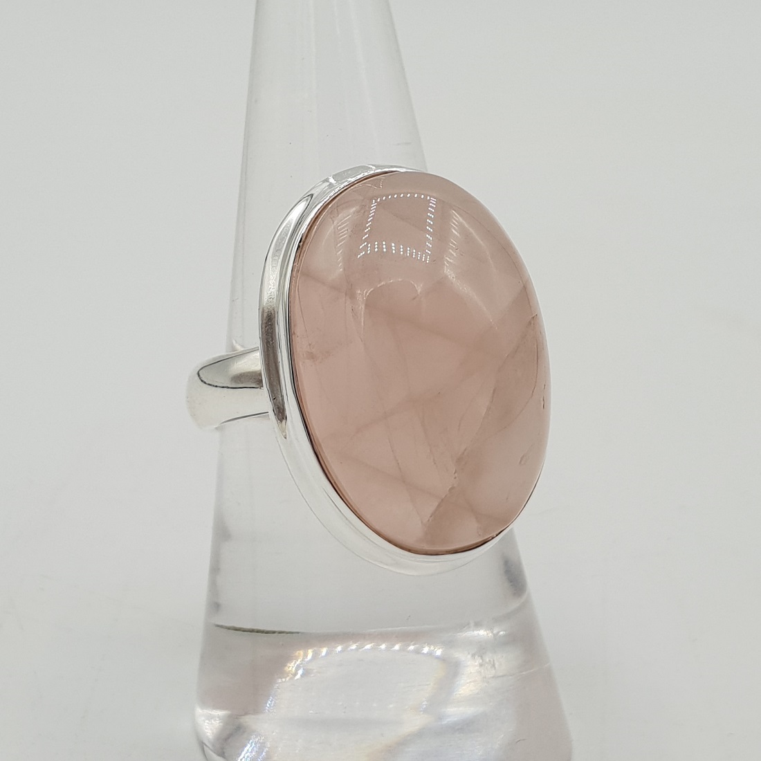 Zilveren ring gezet met ovale cabochon Rozenkwarts 17.3 mm