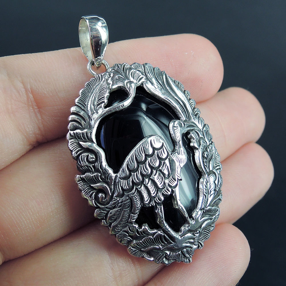 kruising scheuren beneden Zilveren hanger met Onyx bewerkt met zilveren vogel | Verkocht