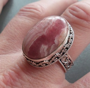 Zilveren ring met Rhodochrosiet gezet in bewerkte setting18.7 mm