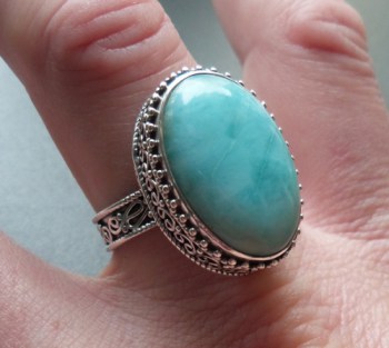 Zilveren ring Larimar gezet in bewerkte setting 19 mm