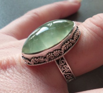 Zilveren ring met marquise Prehniet in bewerkte setting 18 mm