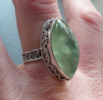 Zilveren ring met marquise Prehniet in bewerkte setting 18 mm
