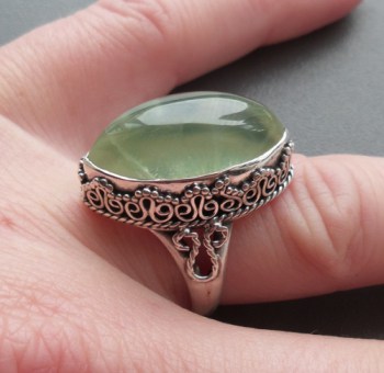 Zilveren ring met marquise Prehniet in bewerkte setting 17.3 mm