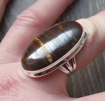 Zilveren ring gezet met grote Chatoyant Tijgeroog ring maat 17.5