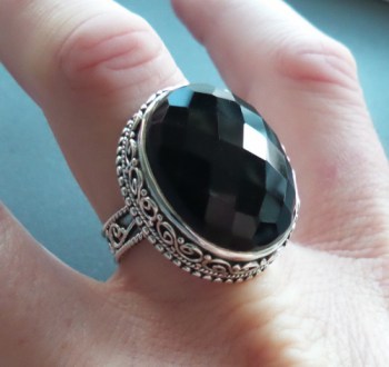 Zilveren ring met facet zwarte Onyx in bewerkte setting 18.5 mm