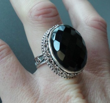 Zilveren ring met facet zwarte Onyx in bewerkte setting 18.5 mm