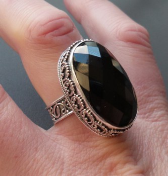Zilveren ring met facet zwarte Onyx in bewerkte setting 18 mm