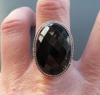Zilveren ring met facet zwarte Onyx in bewerkte setting 18 mm