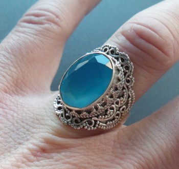 Zilveren ring met facet Chalcedoon in bewerkte setting 17 mm