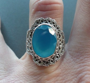 Zilveren ring met facet Chalcedoon in bewerkte setting 17 mm