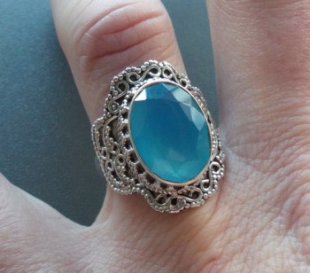 Zilveren ring met facet Chalcedoon in bewerkte setting 17 mm