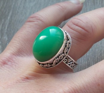 Zilveren ring met Chrysopraas gezet in bewerkte setting 17.3 mm