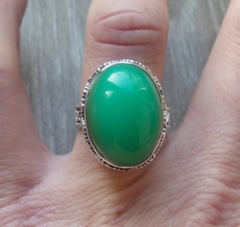 Zilveren ring met Chrysopraas gezet in bewerkte setting 17.3 mm