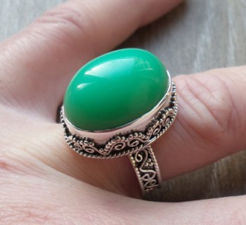 Zilveren ring met Chrysopraas gezet in bewerkte setting 17.3 mm