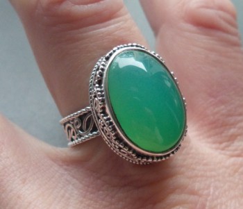 Zilveren ring met Chrysopraas gezet in bewerkte setting 18 mm