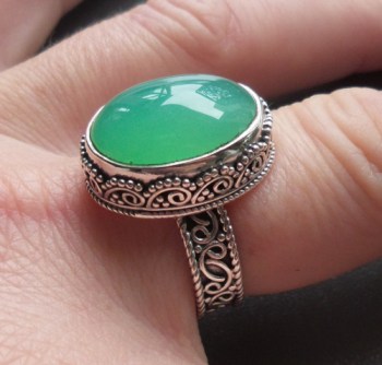 Zilveren ring met Chrysopraas gezet in bewerkte setting 18 mm