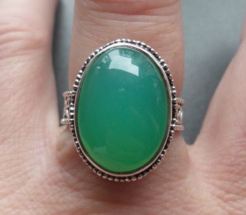 Zilveren ring met Chrysopraas gezet in bewerkte setting 18 mm