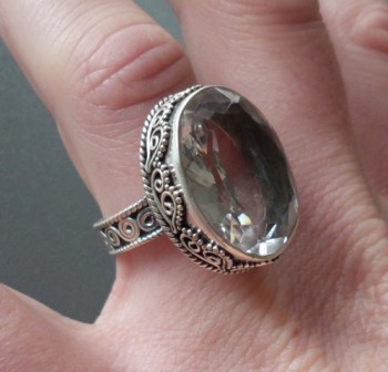 Zilveren edelsteen ring met wit Topaas in bewerkte setting 17.3 
