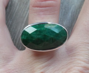 Zilveren ring gezet met facet ovale Emerald