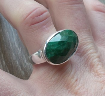 Zilveren ring gezet met facet ovale Emerald