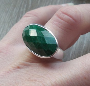 Zilveren ring gezet met facet ovale Emerald