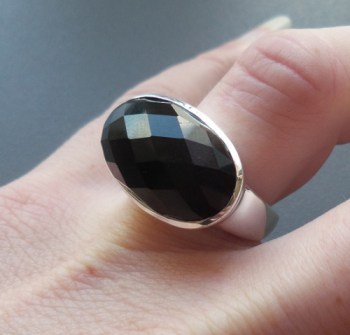 Zilveren ring gezet met ovale facet zwarte Onyx