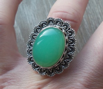 Zilveren ring met Chrysopraas met bewerkte kop en band 17.3 mm