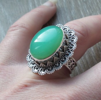 Zilveren ring met Chrysopraas met bewerkte kop en band 17.3 mm