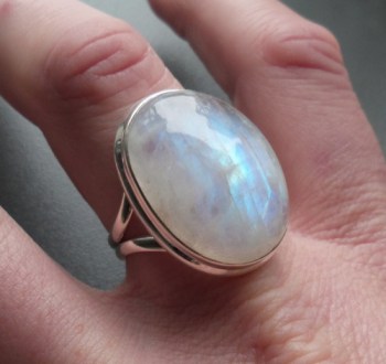Zilveren ring gezet met regenboog Maansteen maat 18.7 mm