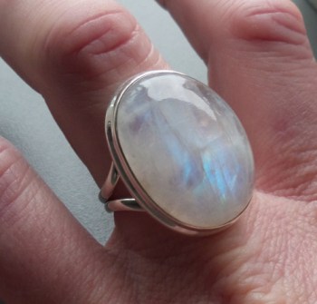 Zilveren ring gezet met regenboog Maansteen maat 18.7 mm