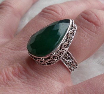 Zilveren ring facet groene Onyx gezet in bewerkte setting 19 mm