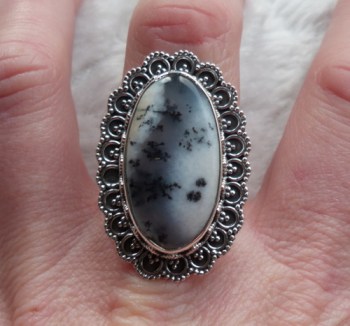 Zilveren ring ovale Dendriet Opaal bewerkte kop en band 19 mm