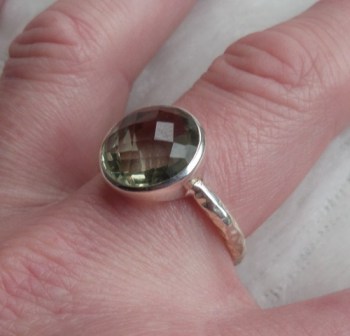Zilveren ring gezet met ronde facet groene Amethist