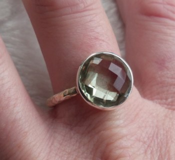 Zilveren ring gezet met ronde facet groene Amethist