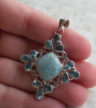 Zilveren hanger gezet met Larimar en blauwe Topazen