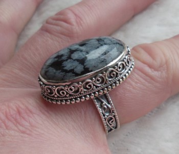 Zilveren ring ovale sneeuwvlok Obsidiaan in bewerkte setting 18.