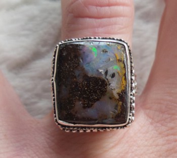 Zilveren ring vierkante Boulder Opaal in bewerkte setting 17.5 m