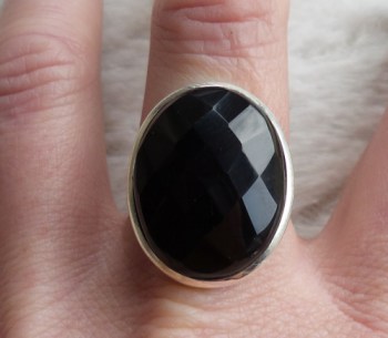 Zilveren ring gezet met brede ovale facet Onyx 18.5 mm
