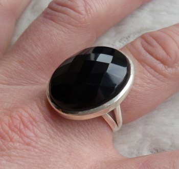 Zilveren ring gezet met brede ovale facet Onyx 18.5 mm