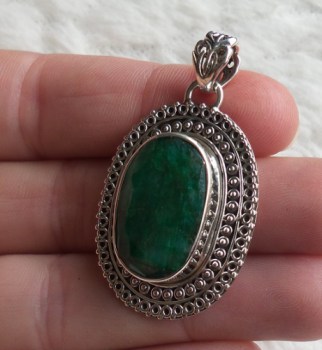 Zilveren hanger ovale Emerald gezet in bewerkte setting