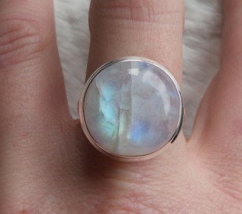 Zilveren ring met ronde regenboog Maansteen maat 19 mm