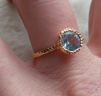Vergulde zilveren ring blauw Topaas in gehamerde setting 19 mm