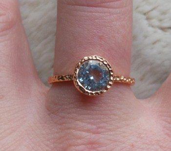 Vergulde zilveren ring blauw Topaas in gehamerde setting 19 mm
