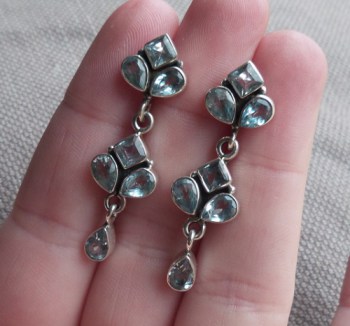 Zilveren oorbellen / oorstekers gezet met blauw Topaas