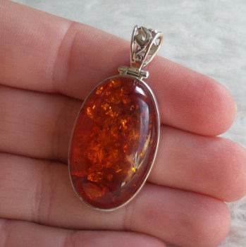 Zilveren hanger gezet met ovale Amber