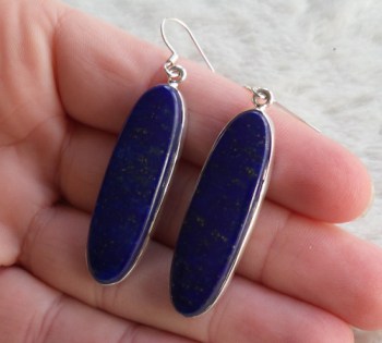 Zilveren lange oorbellen gezet met ovale Lapis Lazuli