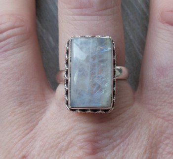Zilveren ring gezet met rechthoekige regenboog Maansteen 19 mm