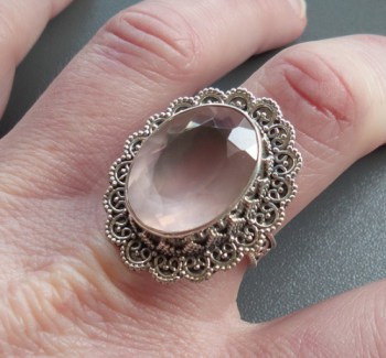Zilveren ring facet Rozenkwarts met bewerkte kop en band 19 mm